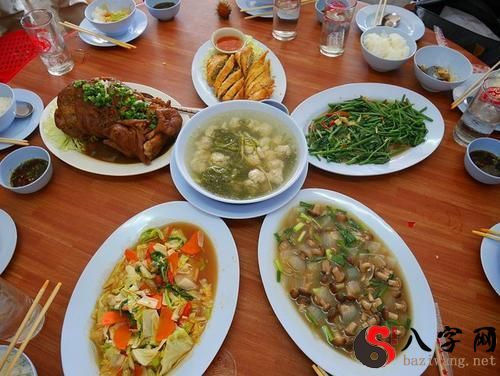 梦见饭馆<font color='red'>吃饭</font>